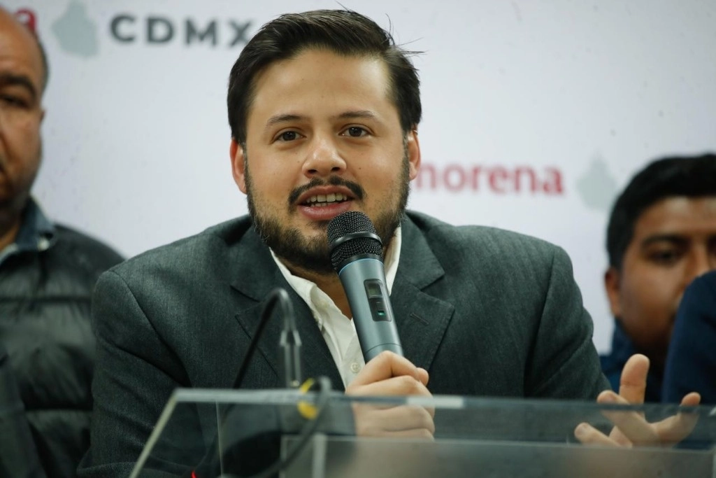 El presidente de Morena en la Ciudad de México, Sebastián Ramírez, acompañado de funcionarios de la alcaldía Magdalena Contreras, ofrece conferencia de prensa en el CEN local del partido, el 14 de febrero de 2024. Foto Cristina Rodríguez 


