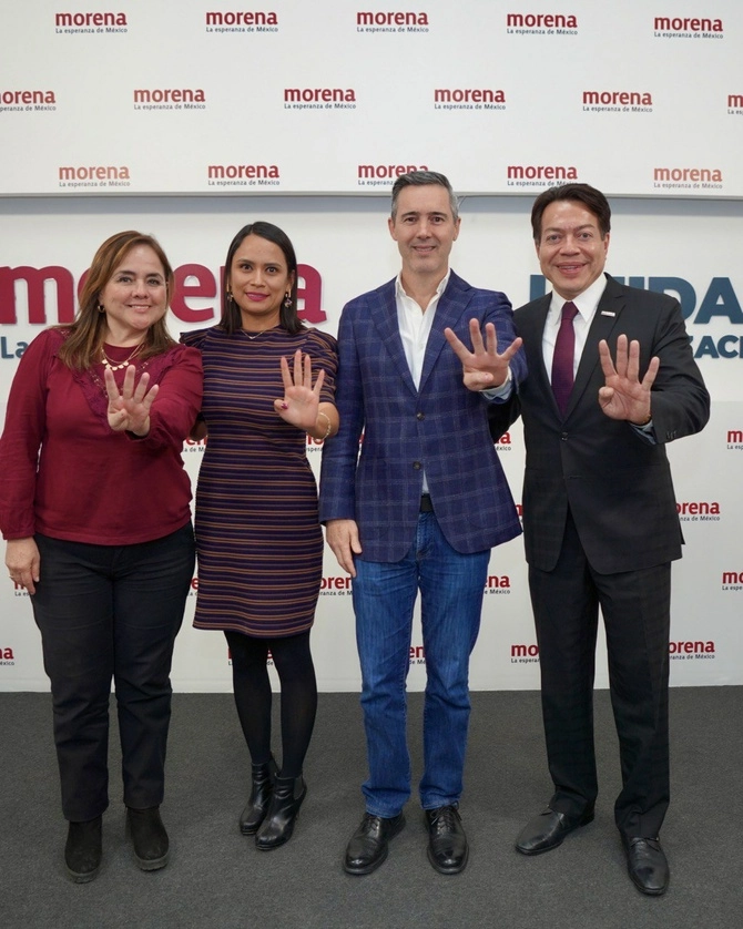 José Ramón Gómez Leal (c,der) junto con el dirigente de Morena, Mario Delgado (der). Foto tomada de la cuenta de Twitter @mario_delgado