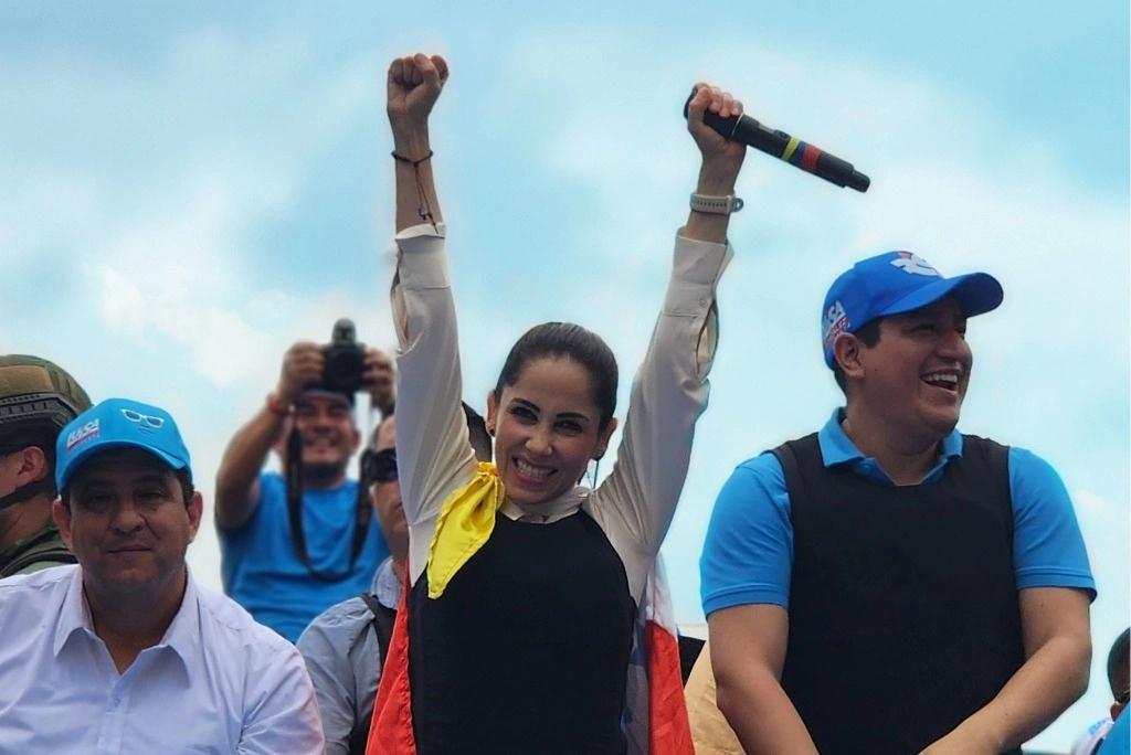 González (al centro), de 46 años y quien perdió el balotaje de 2023 ante el actual mandatario Daniel Noboa, participará en los comicios del 9 de febrero con su fórmula para la vicepresidencia, el economista Diego Borja, exministro del gobierno del expresidente socialista Rafael Correa (2007-2017). Foto @LuisaGonzalezEc 