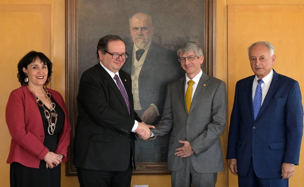 El rector de la UNAM, Leonardo Lomelí Vanegas, designó hoy a William Lee Alardín como coordinador de Relaciones y Asuntos Internacionales (CRAI), en la sala Justo Sierra de la Torre de Rectoría. Foto Cuartoscuro