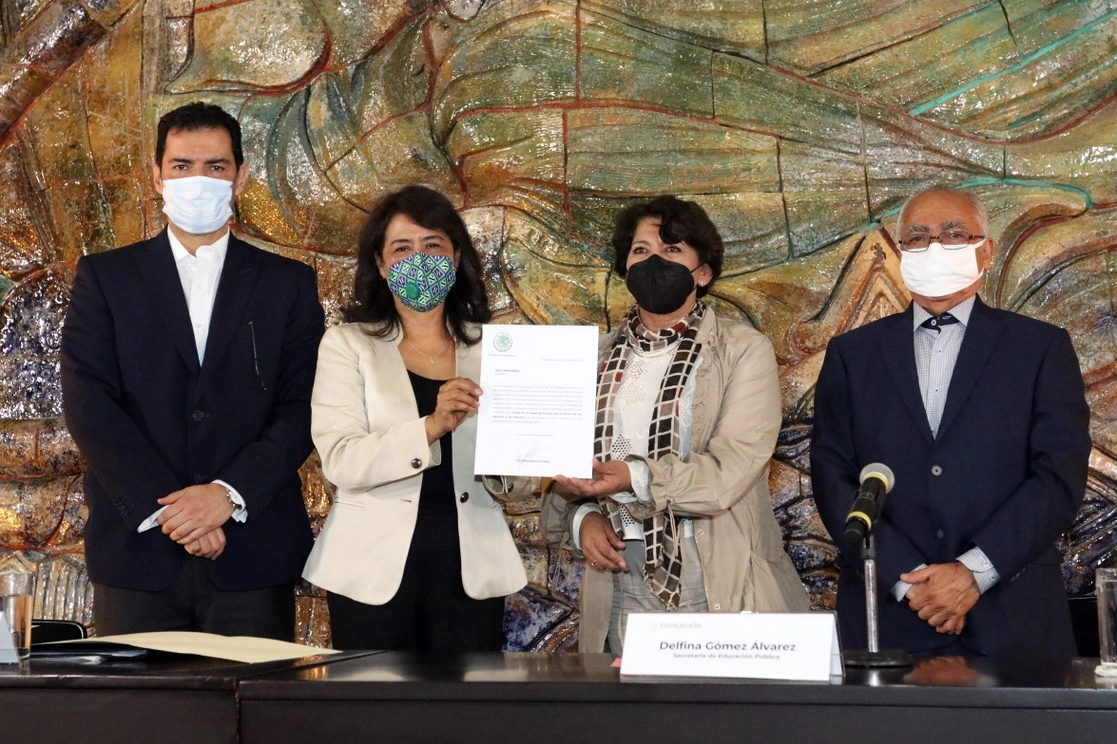 Adela Piña y Delfina Gómez, ambas al centro, durante el nombramiento, el 22 de junio de 2021. Imagen tomada del sitio https://www.gob.mx/sep/es/archivo/articulos