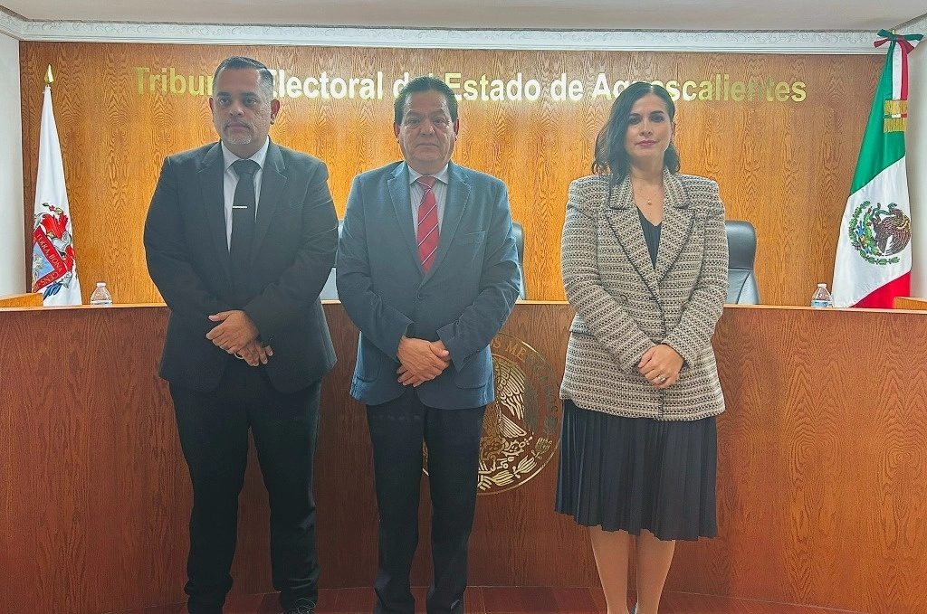 El recién designado Néstor Rivera López (izquierda), junto al presidente magistrado, Héctor Salvador Hernández Gallegos, y la magistrada, Laura Hortensia Llamas Hernández. Foto Tomada de X @TriEE_Ags 