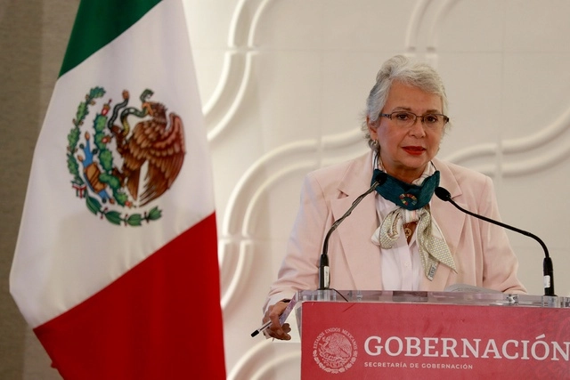 La secretaria de Gobernación, Olga Sánchez Corder, dio la bienvenida a Alfonso Sánchez Anaya, nuevo titular de la Unidad de Administración y Finanzas. Foto María Luisa Severiano / Archivo
