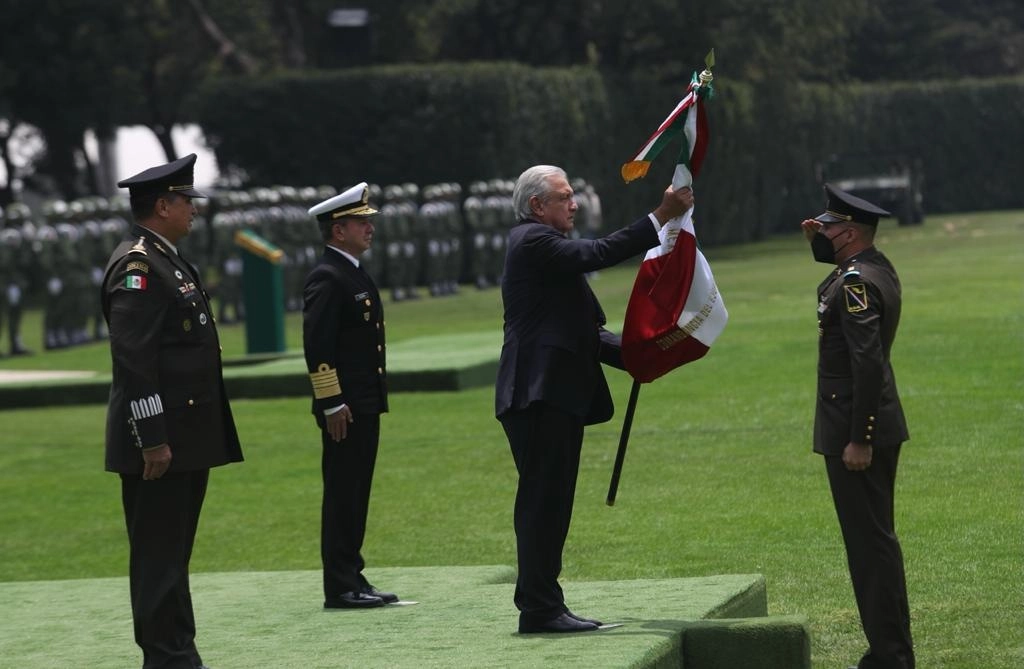 El presidente Andrés Manuel López Obrador entrega la bandera al nuevo comandante del Ejército, general de división Eufemio Alberto Ibarra, el 13 de agosto de 2021. Foto Yazmín Ortega Cortés