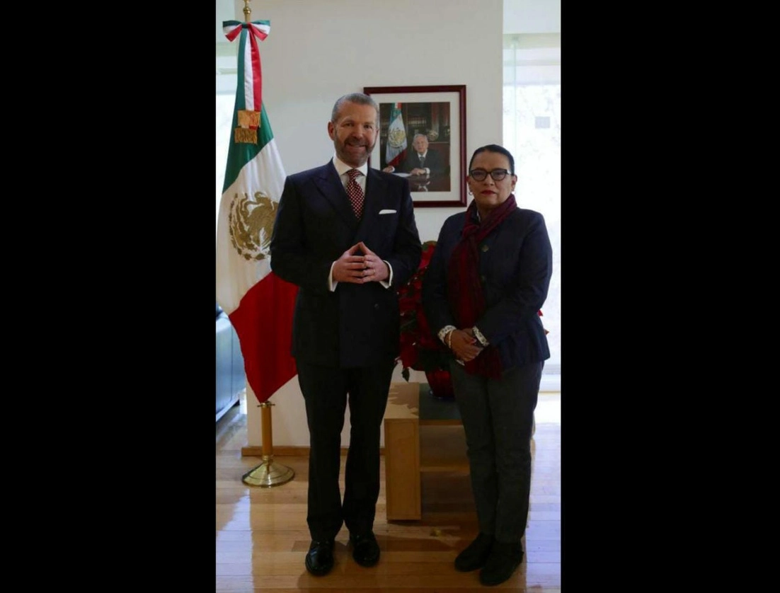 Rosa Icela Rodríguez Velázquez, Secretaria de Seguridad y Protección Ciudadana (SSPC), junto al nuevo titular del Servicio de Protección Federal (SPF), Luis Wertman Zaslav. Foto tomada de la cuenta de Twitter @SSPCMexico 