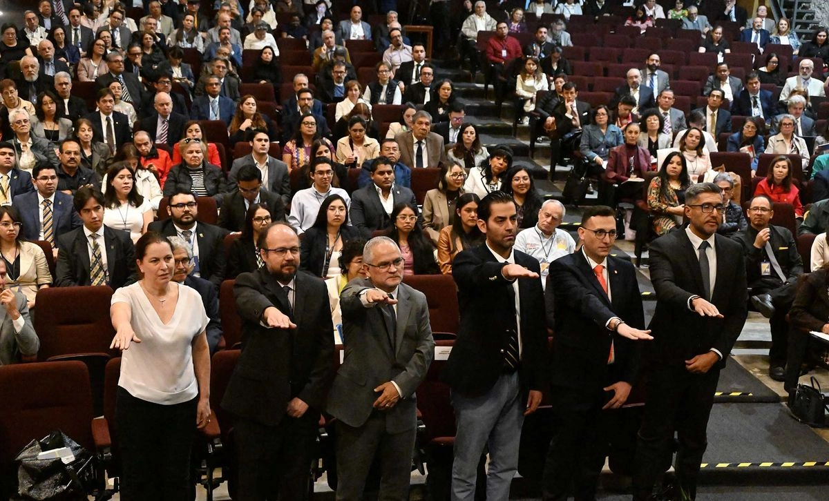 En la tercera sesión del año del Consejo Universitario también rindieron protesta como nuevos consejeros Arturo Mendoza Ramos, Carlos Andrés Sánchez Soto y Salvador Andrade Ortiz, en tanto que José Luis Macías Vázquez, Miguel Robles Pérez y Elisa Speckman Guerra, fueron designados como directores del Instituto de Geofísica, del Instituto de Energías Renovables y del Instituto de Investigaciones Históricas, respectivamente. Imagen 