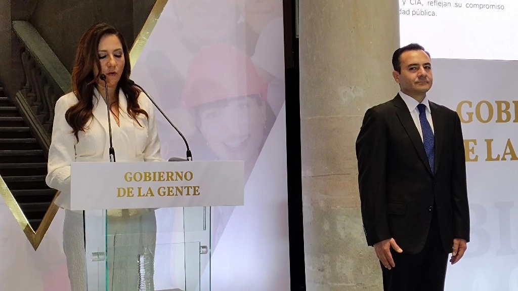 La gobernadora electa de Guanajuato, Libia García Muñoz Ledo, presentó ayer a Juan Mauro González, quien será el próximo secretario de Seguridad y Paz, durante una conferencia en la capital del estado en la que dio a conocer al gabinete para su administración. Foto Carlos García 