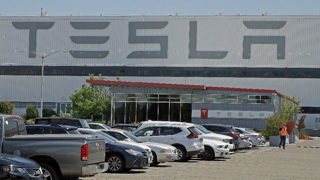 Teresa Gutiérrez fue designada como directora general de Tesla México, firma automotriz que ha anunciado una inversión de 5 mil mdd para establecerse en Nuevo León, según confirmó la Asociación Mexicana de Mujeres Jefas de Empresa. La imagen, planta en Fremont, California, en mayo de 2020. Foto Ap