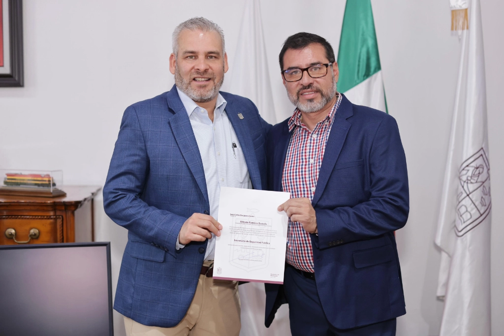 Esta tarde, el gobernador Alfredo Ramírez Bedolla le entregó el nombramiento a Oseguera y agradeció la labor que el general Ortega Reyes desempeñó desde 2021. Foto La Jornada