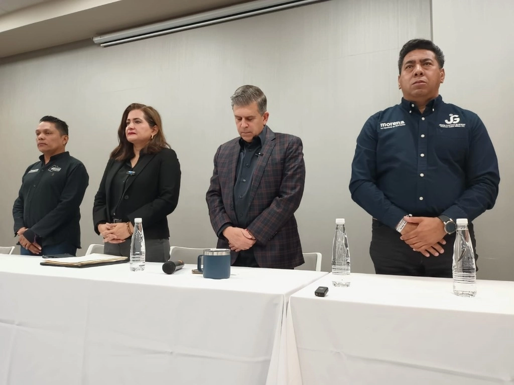 Alma Alcaraz Hernández, candidata a la gubernatura de Guanajuato y  Ricardo Sheffield, candidato a senador por Guanajuato, durante conferencia de prensa, el 2 de abril de 2024. Foto Carlos García
