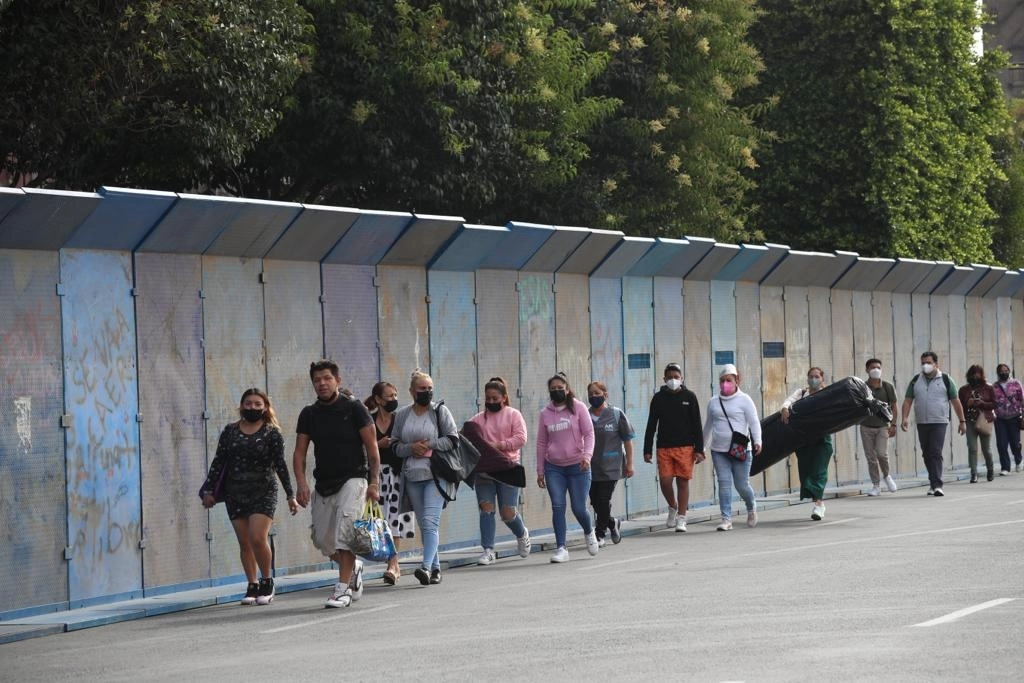 Capitalinos caminan frente a las vallas colocadas para tapiar Catedral Metropolitana en el Centro Histórico de la Ciudad de México, el 7 de marzo de 2022. Foto María Luisa Severiano