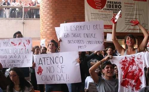 Estudiantes de la Universidad Iberoamericana en protesta contra los abusos en San Salvador Atenco, imagen de 2012. Foto Guillermo Sologuren