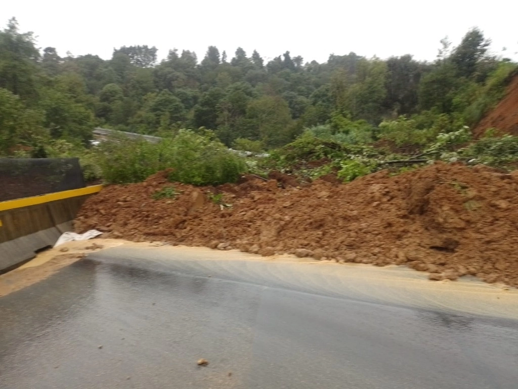 El deslave ocurrió a la altura del kilómetro 22 de la autopista Tenango-Ixtapan de la Sal. Foto 'La Jornada'