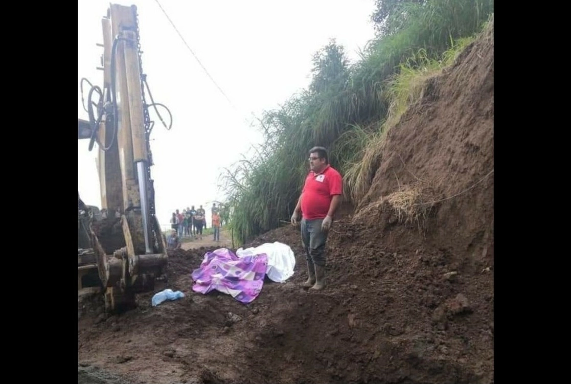 Dos jóvenes albañiles que construían un muro de contención para una escuela murieron al ser sepultados por cientos de toneladas de rocas y tierra debido al deslave de un cerro en el municipio de Tlanchinol, en la sierra hidalguense. Foto ‘La Jornada’