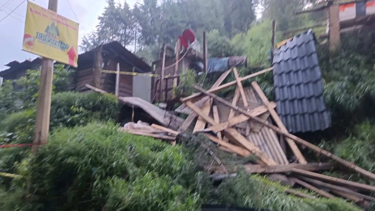 Dos personas perdieron la vida y una mujer sobrevivió al ocurrir un deslizamiento de tierra que sepultó una vivienda en Amecameca. 