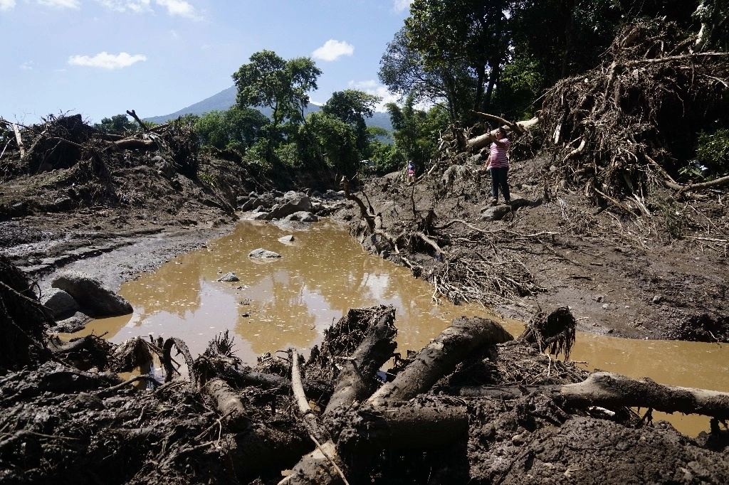 Las fuertes lluvias que azotaron al país centroamericano propiciaron el deslave en la parte alta del volcán de San Salvador. Foto Xinhua