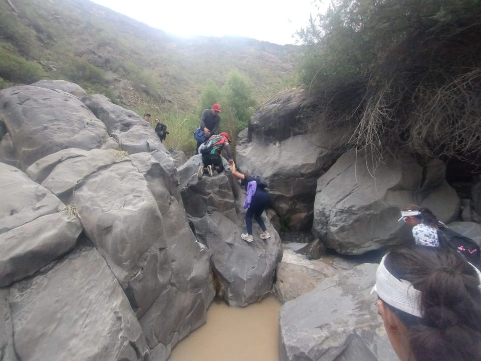 Cuerpos de emergencia de Saltillo atendieron un deslave en el Cañón de los Pericos, en Saltillo Coahuila, el cual dejó una persona muerta y seis heridos. Foto 