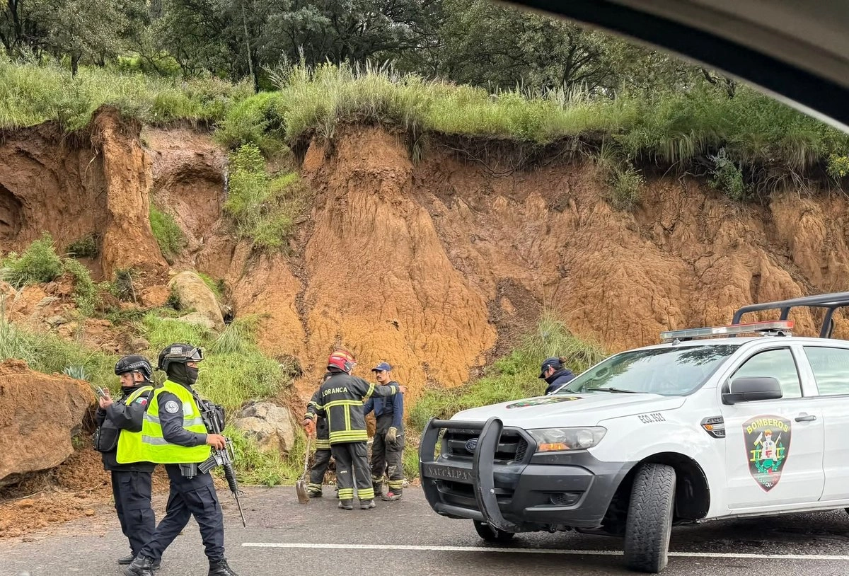La Junta de Caminos del estado de México labora ésta sábado en el tramo afectado, a la altura del Barrio Llano de las Flores, en la región montañosa que integra otros poblados como San Francisco Chimalpa. Foto