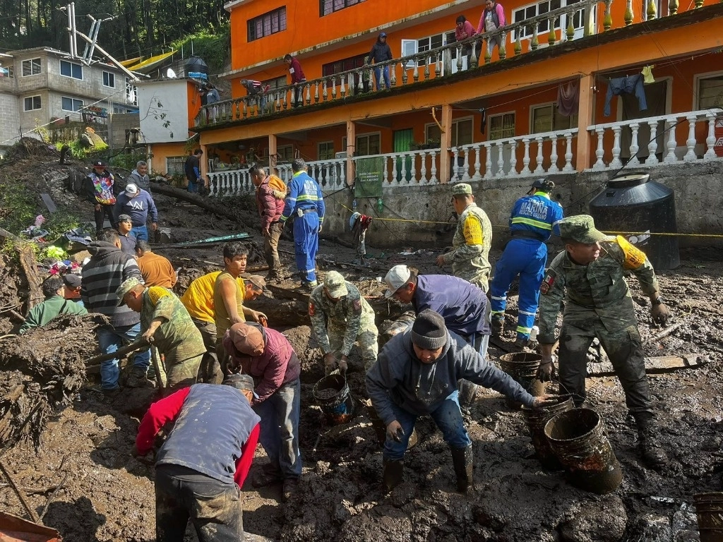  Elementos del Ejército Mexicano, de la Secretaría de Marina, así como habitantes de San Luis Ayucan, municipio de Jilotzingo, estado de México, ayer, durante las labores de rescate tras el desgajamiento de un cerro en esa zona. Foto Cuartoscuro 