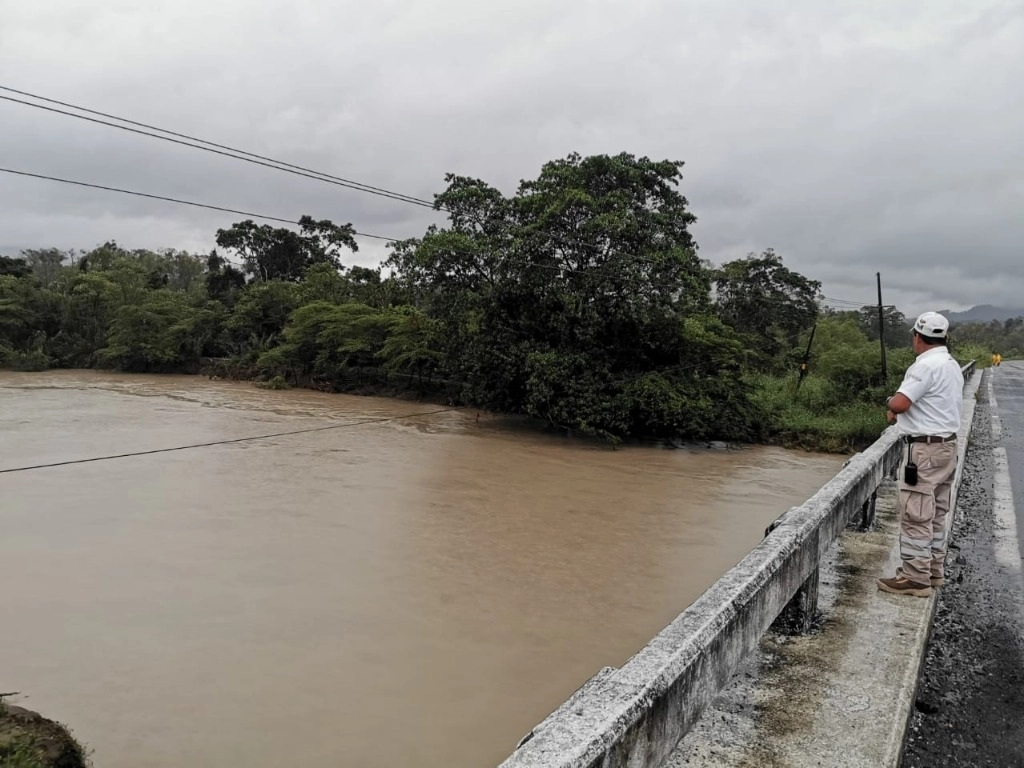 Personal de Protección Civil de Chiapas monitorea la crecida de ríos en el municipio de Pichucalco. Foto Twitter @pcivilchiapas
