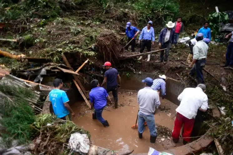 Un deslave ocasionado por las lluvias arrasó con una vivienda y el criadero de truchas El Hayal, localidad de El Chilacayote, municipio de Acajete. Foto Sergio Hernández Vega