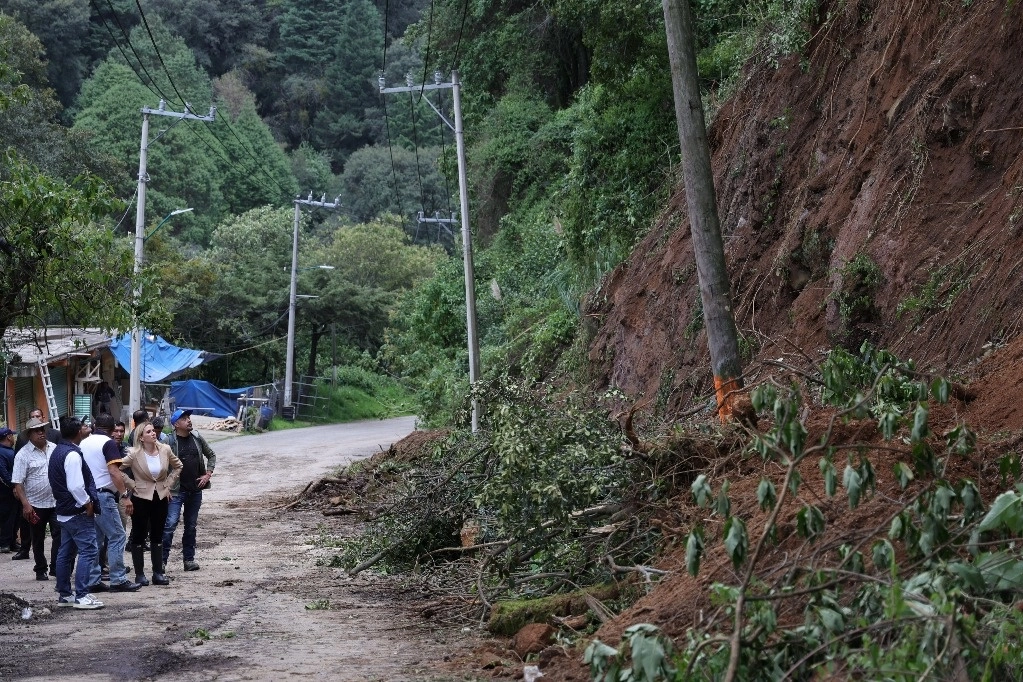 Autoridades informaron que en diciembre iniciarán las obras de estabilización de la carretera Zacamulpa-Cuajimalpa. Foto La Jornada