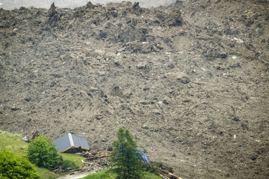 Una gran avalancha con una mezcla de hielo, roca, nieve y agua alcanza el fondo del valle en Wiler después del colapso del glaciar Birch sobre Blatten, Suiza, el miércoles 28 de mayo de 2025. Foto