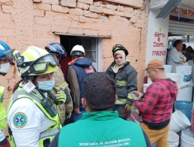 Personal de emergencia labora en el rescate de la persona atrapada. Foto CDMX