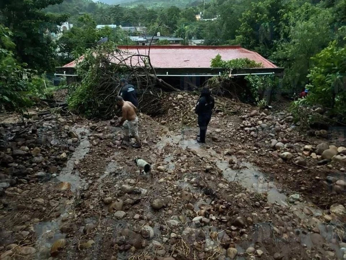 Las fuertes y constantes lluvias en la zona, ocasionaron este deslave que también alcanzó a otra vivienda aunque en menor grado.