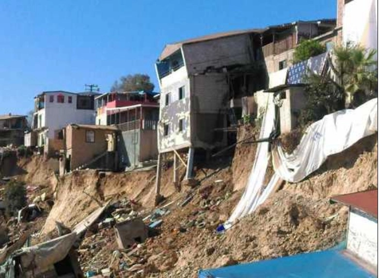 Decenas de casas en la colonia Lomas del Rubí, en Tijuana, Baja California, con daños estructurales por un deslizamiento, en imagen de archivo. Foto La Jornada Baja California