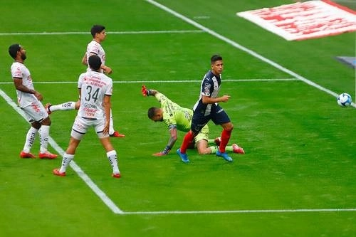 Aunque los Rayados abrieron el marcador con un tanto de Maximiliano Meza, no lograron finiquitar el duelo a su favor, por lo que acumulan tres partidos sin victoria. Foto Jam Media