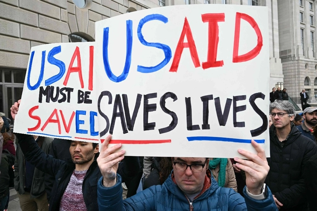 Protesta frente a la sede de la Agencia de los Estados Unidos para el Desarrollo Internacional (USAID), en Washington, DC, el 3 de febrero de 2025. Foto Afp