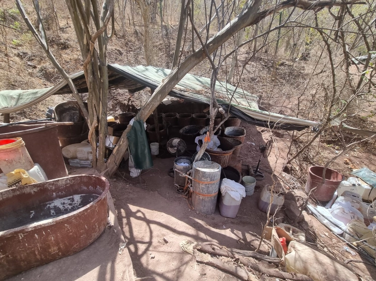 Además de droga y precursores químicos, la Marina requisó seis tanques de gas, 28 tinas y material diverso. Foto cortesía Semar