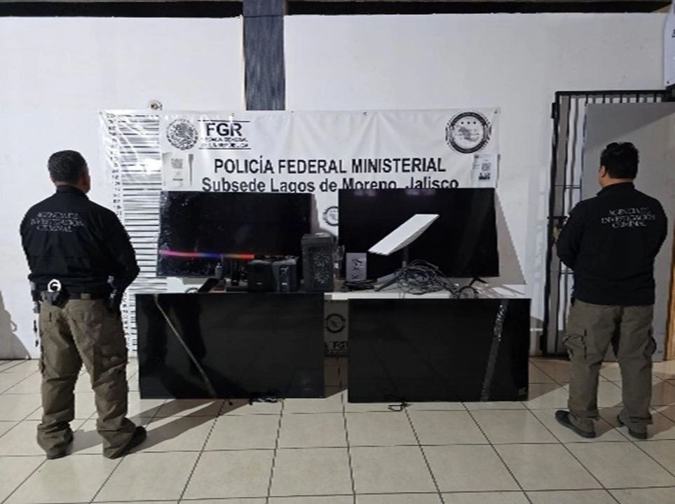Derivado de ello, segun los reportes, se giró una orden de cateo para el citado domicilio que fue ejecutada por efectivos  de la Policía Federal Ministerial (PFM) de la Agencia de Investigación Criminal (AIC), con el apoyo de peritos especializados de la institución y de la Secretaría de Seguridad Pública del estado. Foto 