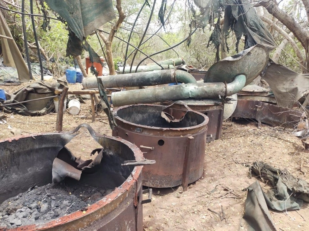En el sitio fueron asegurados nueve destiladores con capacidad de 500 litros, siete centrifugadoras, 124 tinas de plásticos de diferentes tamaños, amplificadores de corriente, ventiladores, rollos de aluminio, tambos de metal y plástico de 200 litros y bidones de plástico de 50 litros. Imagen difundida por la Sedena 