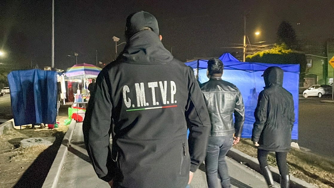 Operativo de vigilancia en bazares navideños de Ecatepec para inhibir la venta de alcohol. Foto ‘La Jornada’