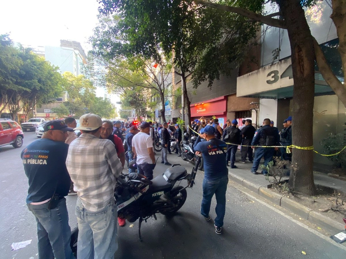 A raíz de una denuncia ciudadana sobre una fiesta clandestina con menores en el inmueble de la calle Sevilla 30, autoridades de la alcaldía Cuauhtémoc arribaron al lugar para constatar que dicho espacio no contaba con los permisos y medidas de seguridad básicas para operar, por lo que le fueron colocados sellos de suspensión. 
