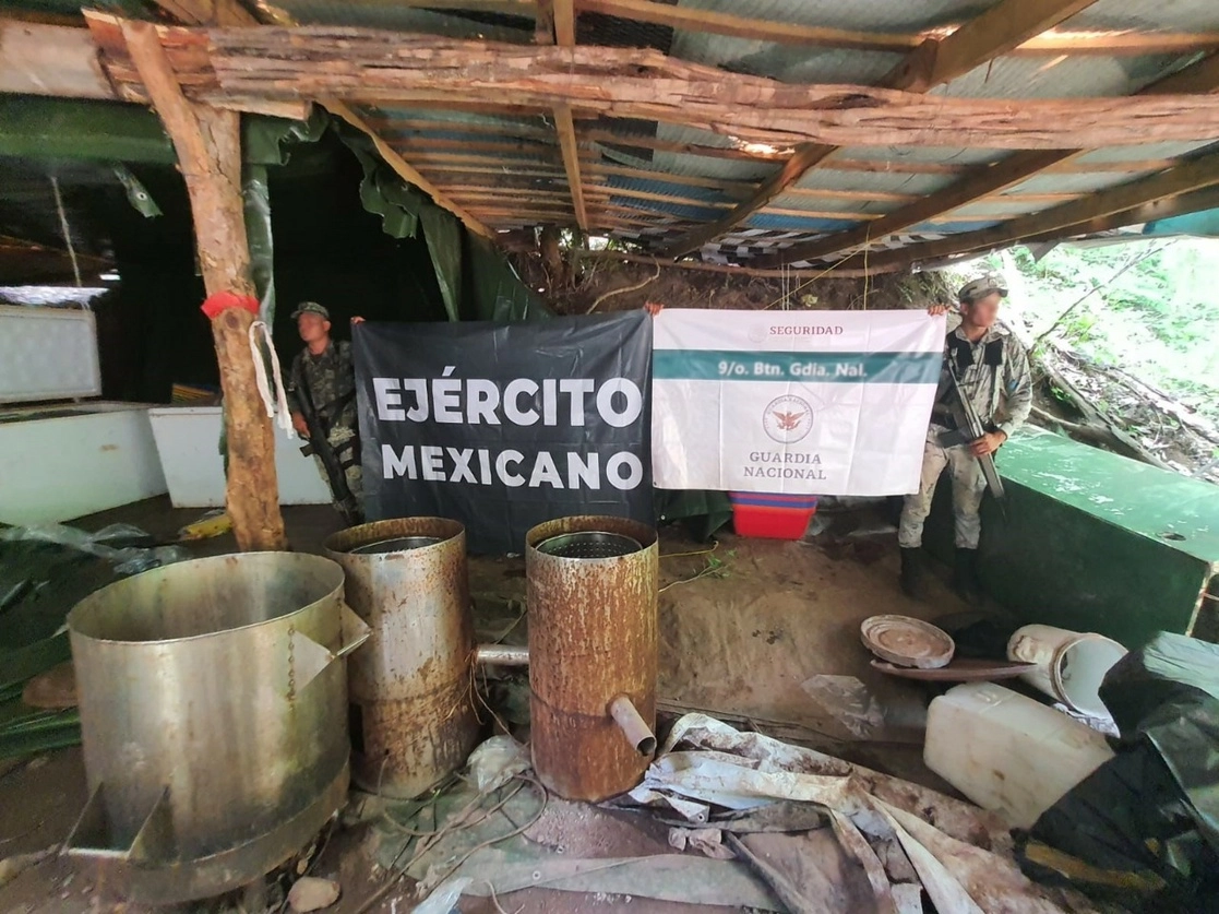 Las autoridades reportaron el aseguramiento de seis reactores de síntesis orgánica, cinco congeladores, dos secadoras y 350 kilos de sosa cáustica. Foto cortesía de la Guardia Nacional 