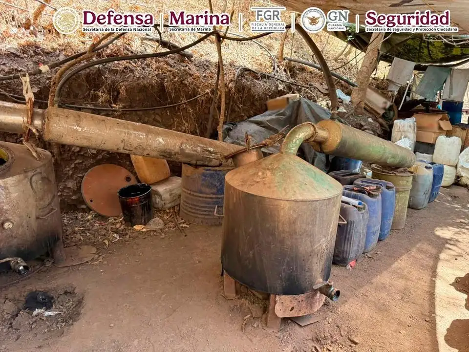 En el poblado de Carricitos, en Tamazula, Durango, fueron asegurados 150 kilogramos de metanfetamina, 5 mil 310 litros y 870 kilogramos de sustancias para elaboración de la droga. Foto 