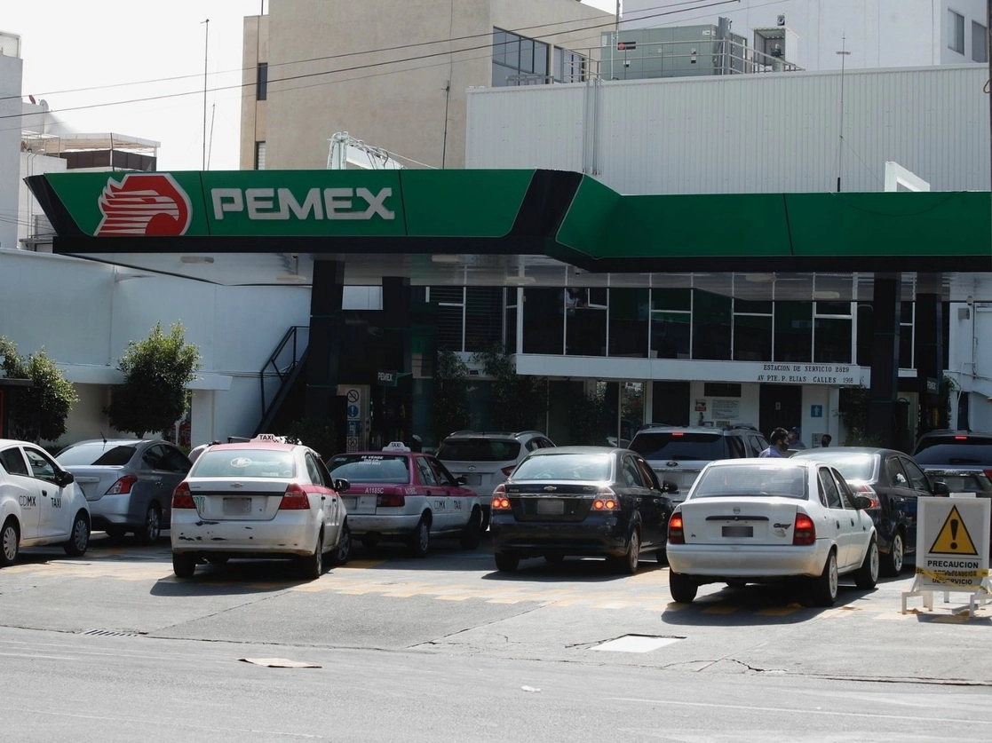 El dinero gastado en la compra de gasolinas y oxigenantes fósiles desde 2015 y hasta agosto de este año representa prácticamente el costo para financiar 10 refinerías de 12 mil millones de dólares cada una, según datos de Pemex y la Sener. Foto Cristina Rodríguez