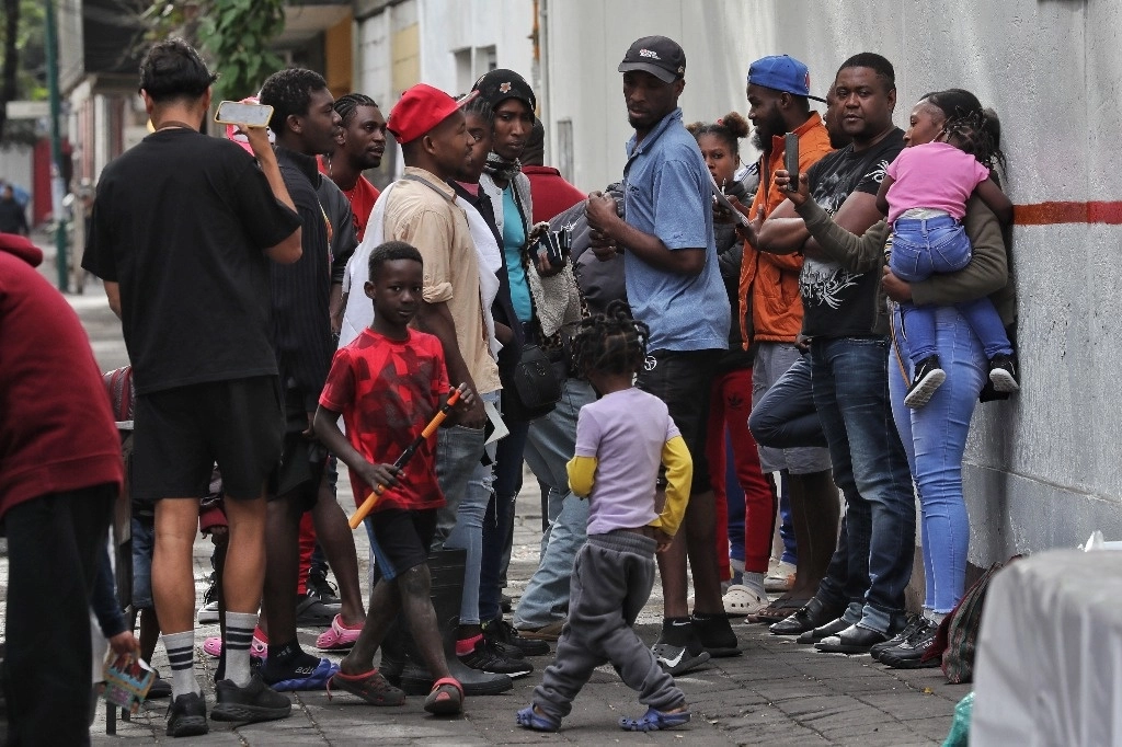 Recorrido por la Plaza Giordano Bruno, en la CDMX donde integrantes del Comité de Participación Ciudadana muestran como migrantes han ocupado la zona. Foto Marco Peláez