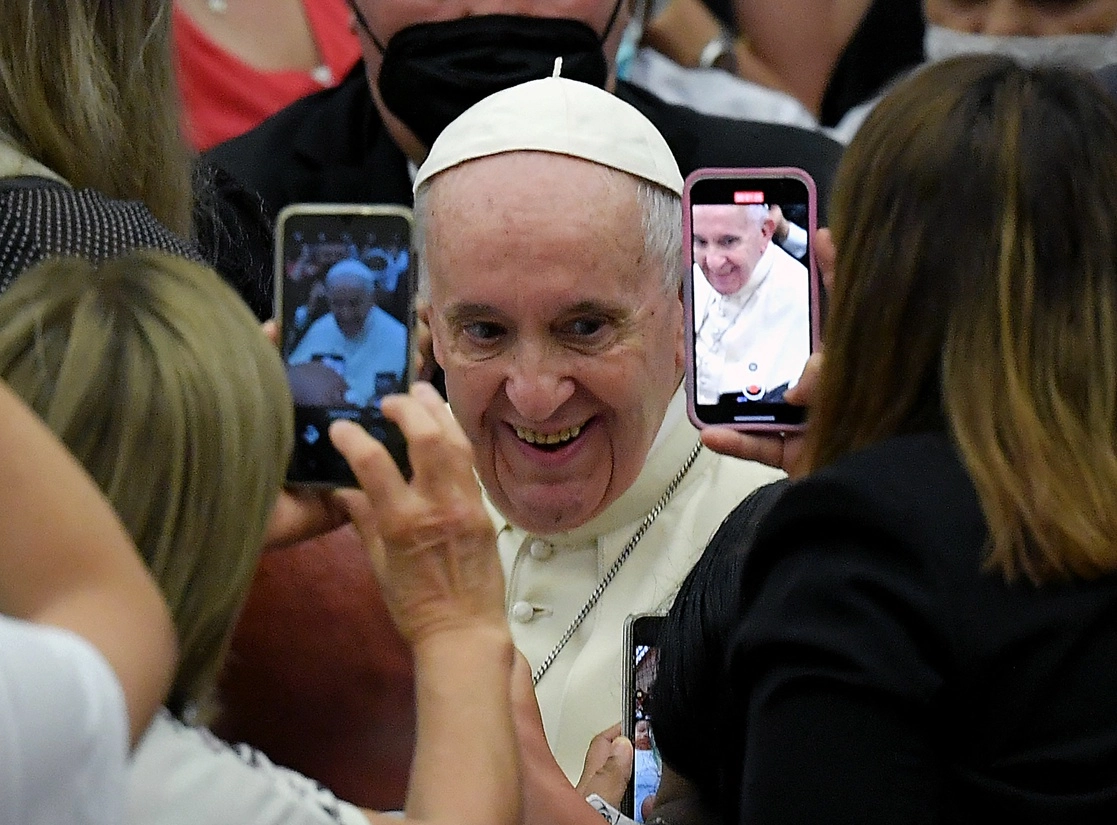 Al ser consultado sobre cómo se encontraba, el papa respondió sonriente que "todavía vivo". La imagen, hoy en El Vaticano. Foto Afp 
