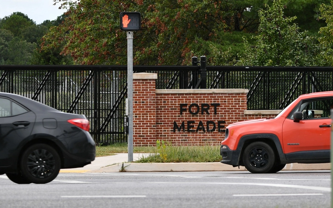 El supuesto tiroteo en una base militar estadunidense fue en realidad un "ejercicio previsto" que no dejó víctimas, informó un portavoz del Pentágono. En la imagen, automóviles pasan frente a una puerta de entrada al Fuerte Meade, Washington, el 23 de septiembre de 2021. Foto Afp