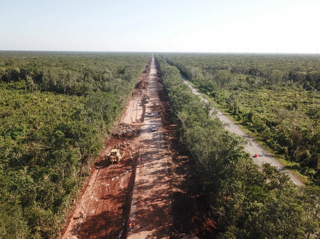 El Fonatur indicó que los árboles que se ubicaban en el camellón de la carretera federal 307 fueron reubicados a espacios públicos como avenidas y parques de Playa del Carmen, Puerto Morelos y Cancún. En la imagen, construcción del Tren Maya en la autopista Cancún-Mérida. Foto Cuartoscuro / Archivo 