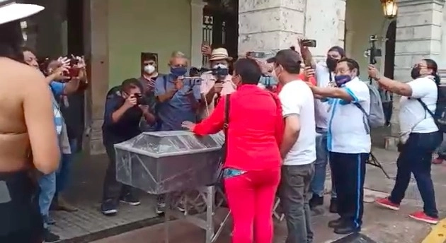 El Ayuntamiento de Mérida desmintió haber ofrecido dinero a la madre de José Eduardo Ravelo. Foto Luis A. Boffil Gómez / Archivo