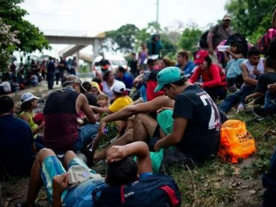 Centroamericanos que se dirigen en caravana a Estados Unidos descansan junto a la carretera entre Metapa y Tapachula. Foto AFP / Archivo