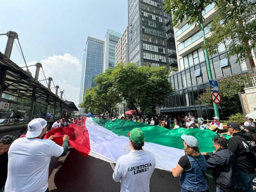 Trabajadores del Poder Judicial, que rechazan la reforma, se manifestaron frente al Consejo de la Judicatura Federal y bloquearon tres carriles de la avenida Insurgentes Sur, en la Ciudad de México, el 20 de septiembre de 2024. Foto Alfredo Domínguez