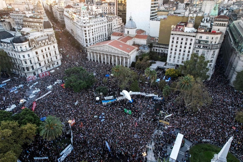 Vista aérea durante las protestas de ayer contra el recorte a las universidades públicas en Buenos Aires, Argentina. Foto Afp 