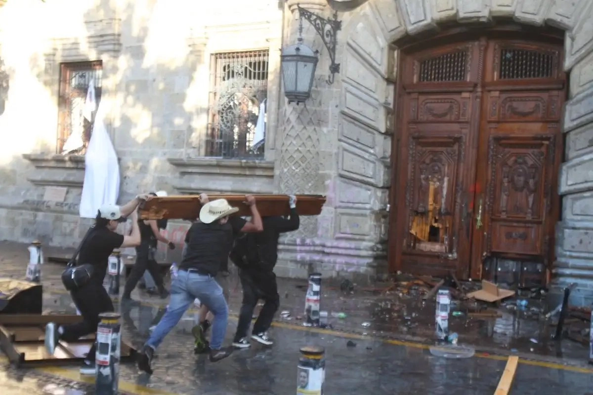 Vandalismo contra el Palacio de Gobierno en Guadalajara, Jalisco, durante la marcha de la Generación Z, el 15 de noviembre de 2025. Foto 