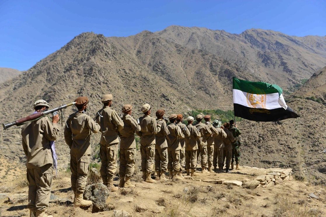 El movimiento de resistencia afgano y las fuerzas del levantamiento anti-talibán participan en un entrenamiento militar en el área de Malimah del distrito de Dara en la provincia de Panjshir. Foto Afp